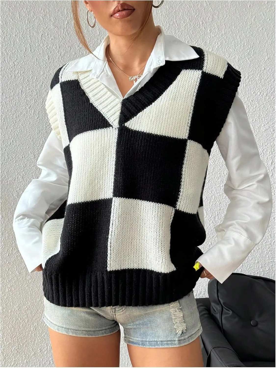 Verdusa Women's Checkered Knit Sweater Vest Loose V Neck Knit Plaid Vest Top