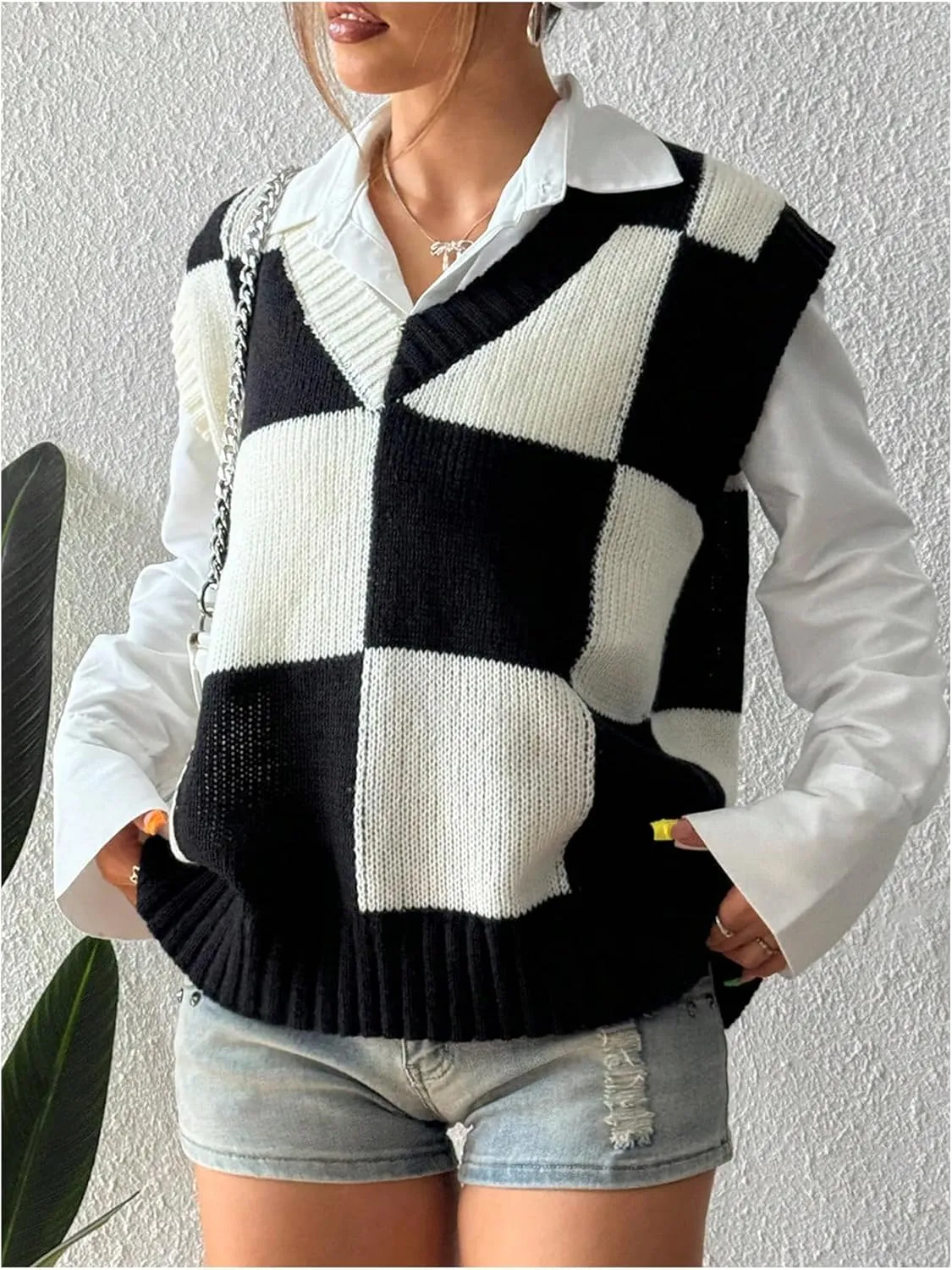 Verdusa Women's Checkered Knit Sweater Vest Loose V Neck Knit Plaid Vest Top